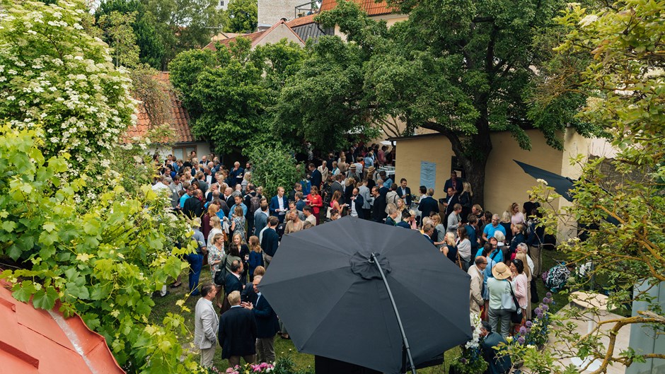 Skanskas trädgård var välbesökt under Almedalsveckan i Visby med möten, seminarier och morgonsoffa.