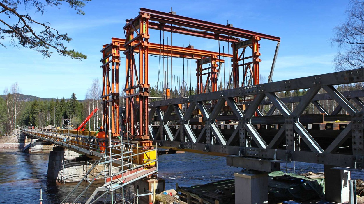 Den sönderrostade bron över Österdalälven vid Oxberg i Dalarna, ersätts av en beredskapsbro.