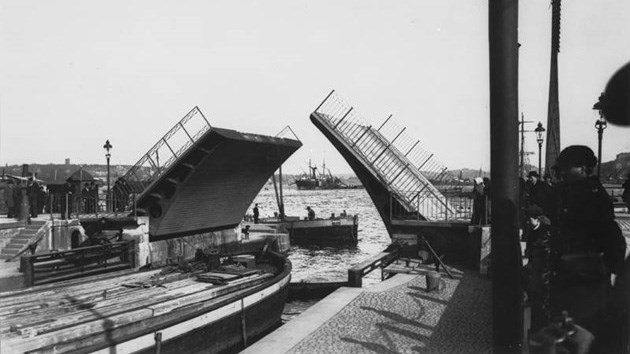 Den tredje Slussen Nils Ericson Sluss. Ingenjören Nils Ericson var den ende som vågade ta sig an uppdraget att bygga en ny sluss som skulle ersätta Polhems sluss. Arbetet påbörjades i oktober 1846. Foto: Stockholms Spårvägsmuseum www.stockholmskallan.