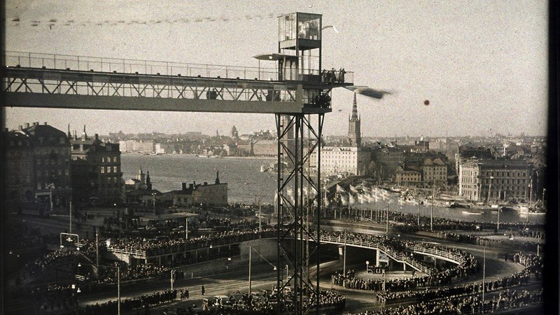 "Slussen-eländet" blev ett uttryck för att beskriva trafikkaoset vid slussen redan på 1920-talet. Karl Johan-slussen, som invigdes 1935, var den fjärde slussen i ordningen och därför fokuserad på att fungera som trafiklösning. Fotograf: Cronquist, Gustaf W:son (1878-1967)