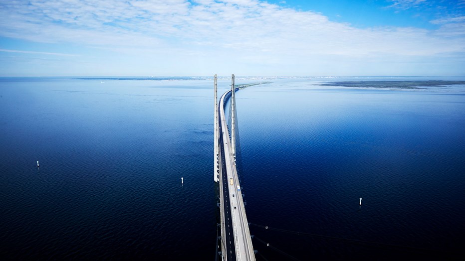 Öresundsbron knyter inte bara ihop Danmark med Sverige, den skapar också en pulserande ström av liv och rörelse i hela Öresundsregionen. En kilometerlång bro sträcker sig ut i havet.