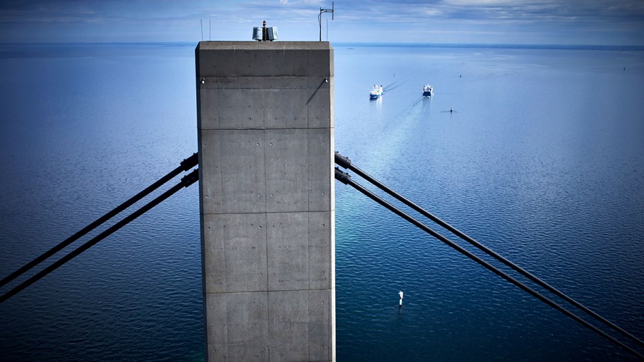 Bron byggdes av ett konsortium som bestod av Skanska, Højgaard & Schultz, Monberg & Thorsen och Hochtief. Med sina 37 procent var Skanska gruppens största part och ledare för projektet. Bro med en hög pelare, pylon, som är över 200 meter hög.