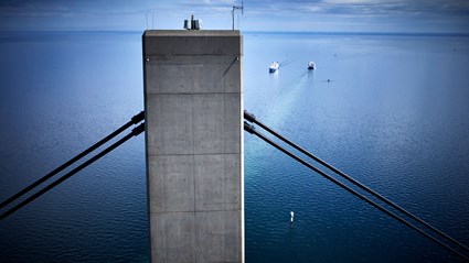 Bron byggdes av ett konsortium som bestod av Skanska, Højgaard & Schultz, Monberg & Thorsen och Hochtief. Med sina 37 procent var Skanska gruppens största part och ledare för projektet.