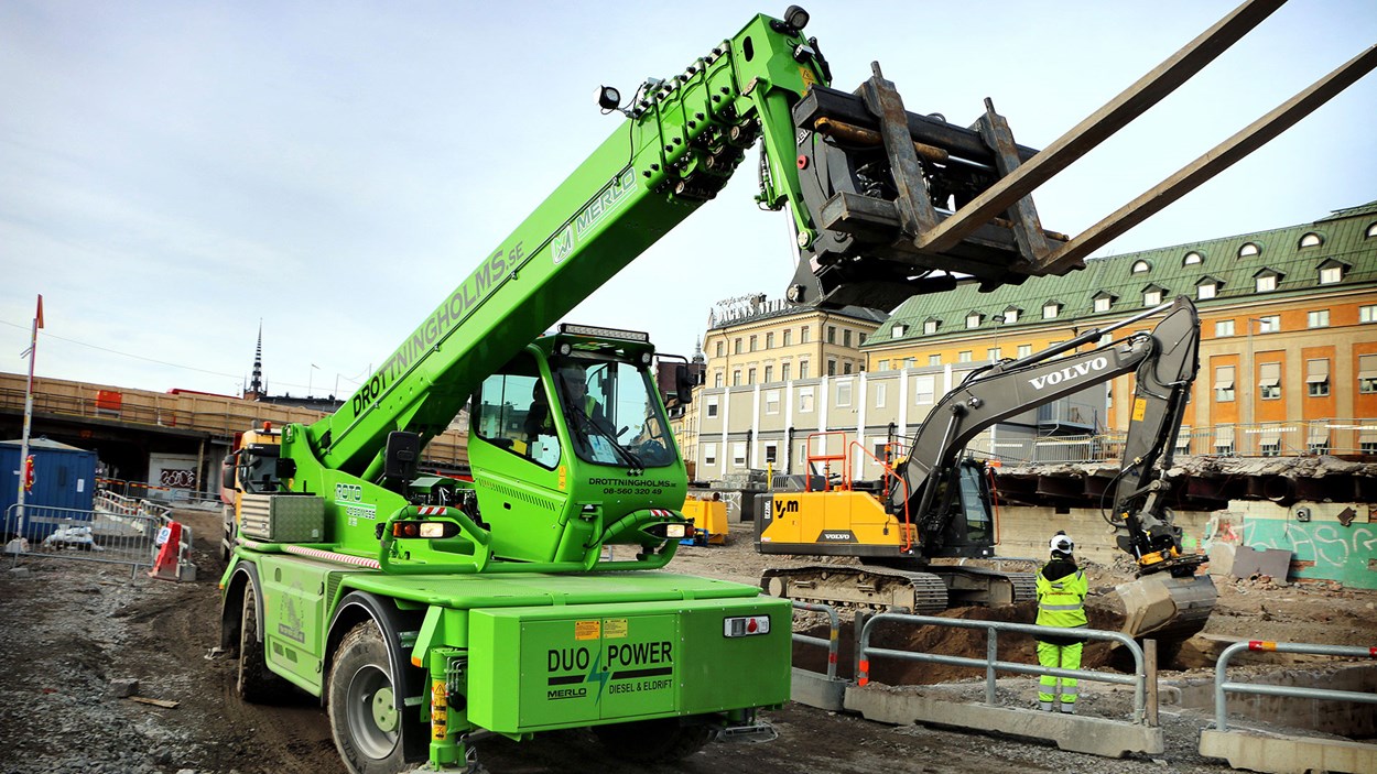 Den ”gröna” teleportern går på både el och diesel skonar miljö och bullrar mindre. Skanskas projekt Slussen, Stocholm.