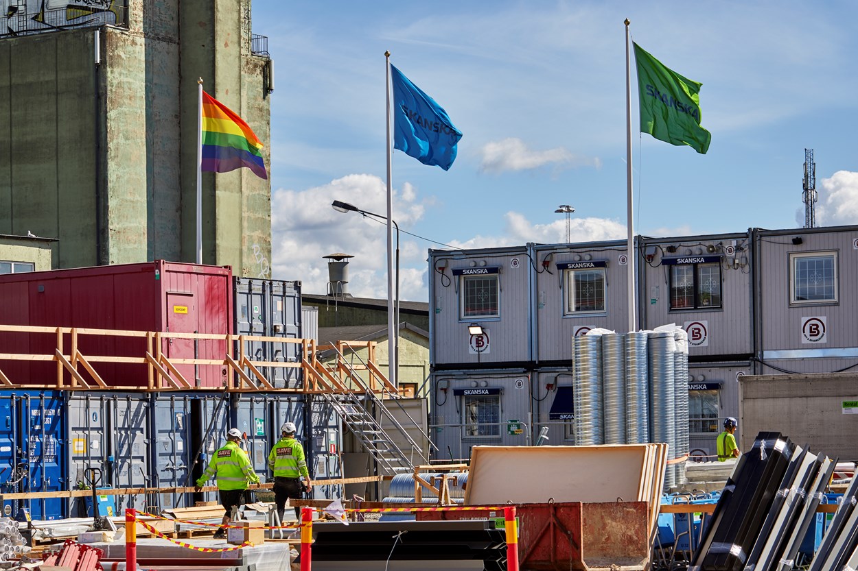 Prideflaggor på Skanskaprojekt