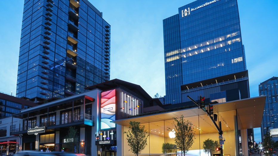 The first project in Nashville to integrate office, retail/entertainment, residential and hospitality on a large scale, Fifth + Broadway maximizes its space and location while capitalizing on the increasing demand for additional live, work and play opportunities downtown.