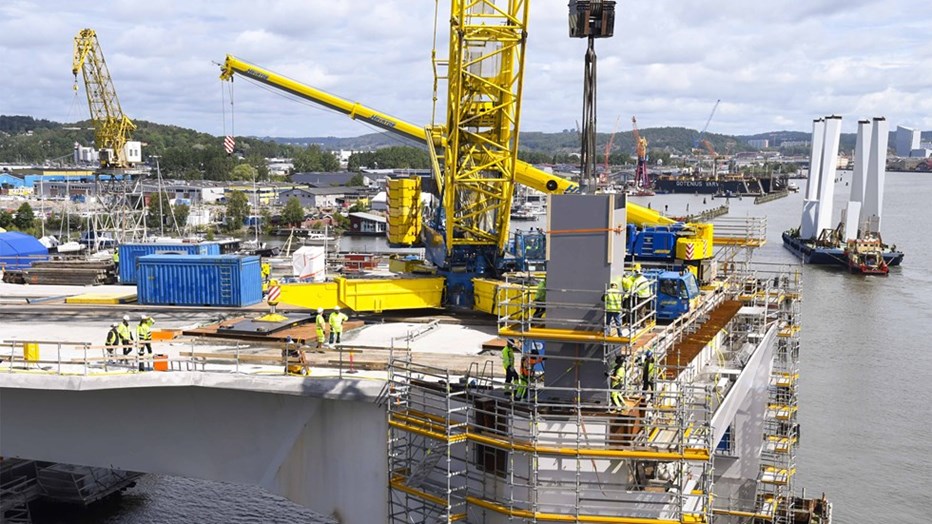Den första motvikten är på plats på Hisingsbron. Foto: Katrin Svensson Den första motvikten är på plats på Hisingsbron. Foto: Katrin Svensson
