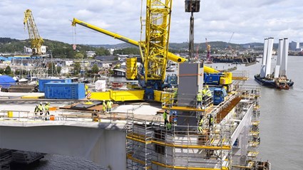 Den första motvikten är på plats på Hisingsbron. Foto: Katrin Svensson