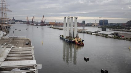 Pråmen med pylonerna seglar in genom Götaälvbron. Foto: Niklas Maupoix