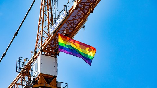 Under WorldPride i Malmö hissas Pride-flaggan på flera av Skanskas projekt runtom i staden.