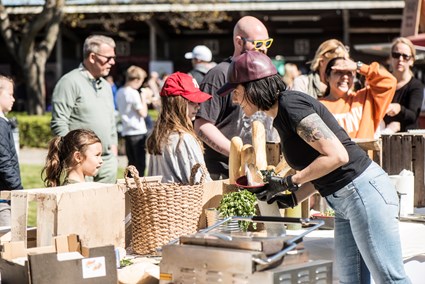 Food markets och andra aktiviter året runt gör Täby Park till en mänsklig stadsdel med rikt folkliv.