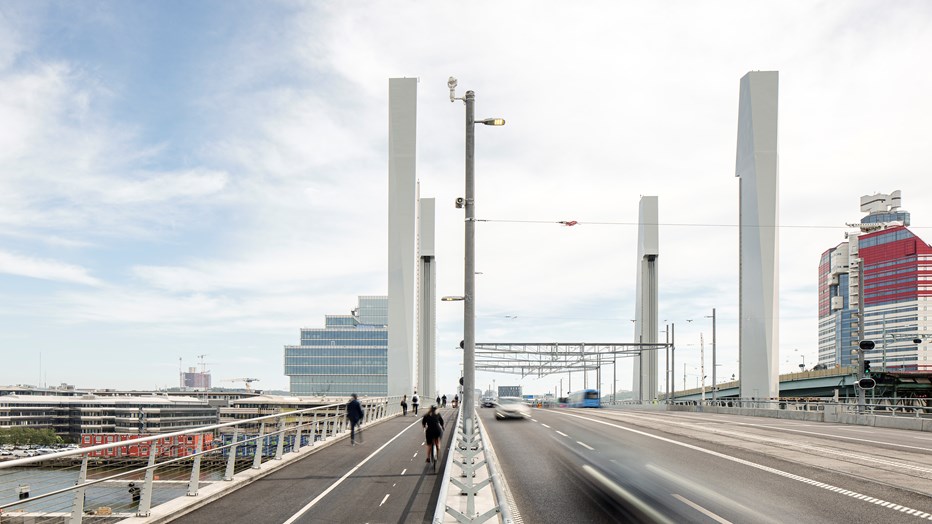 Under sommaren har ett intensivt arbete pågått för att koppla om spåren från den gamla Götaälvbron till Hisingsbron och färdigställa kollektivtrafikbron. Den 16 augusti 2021 rullade den första spårvagnen i linjetrafik över bron. Foto Felix Gerlach