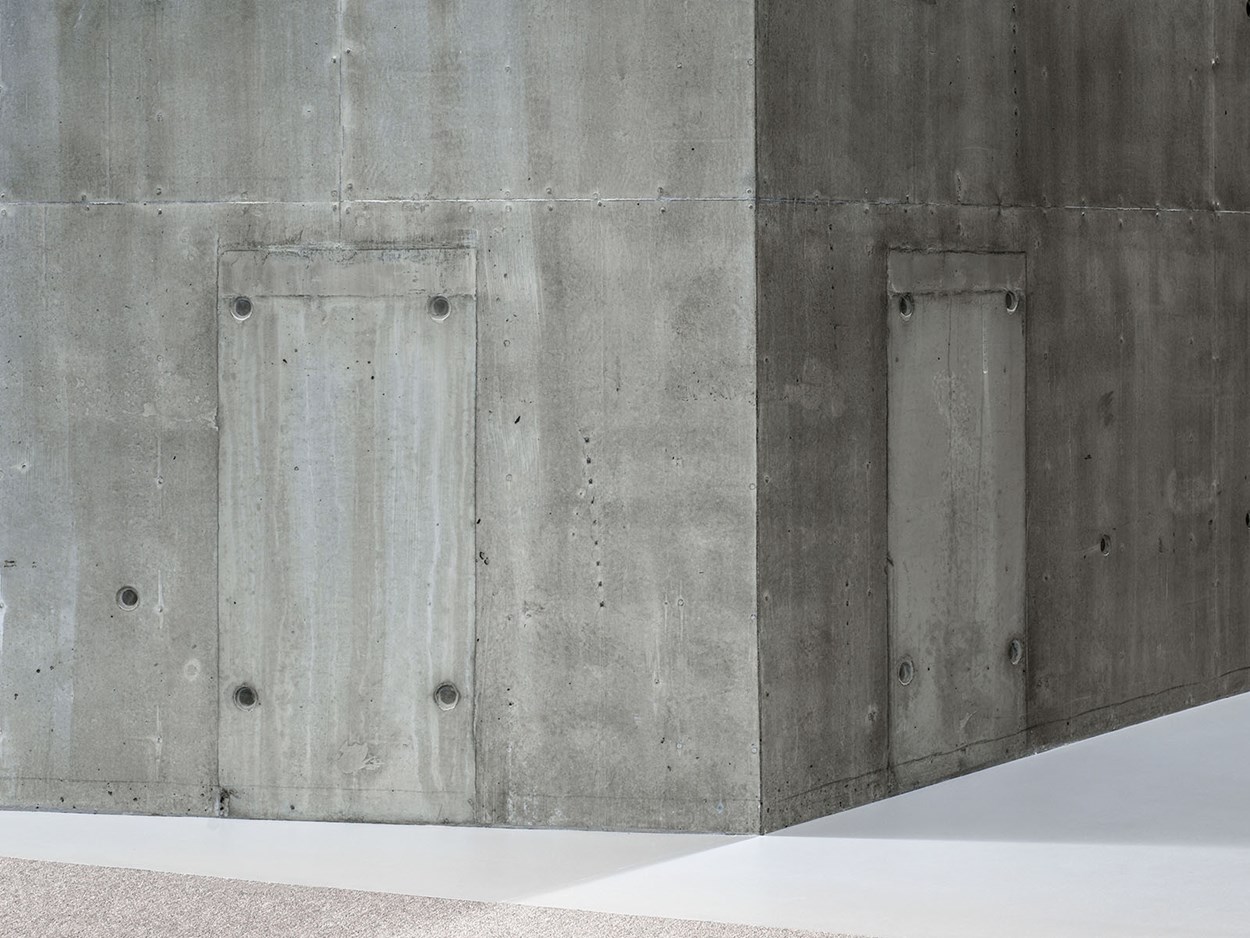 Betongväggar som möte i en hörna på ett betongolv.