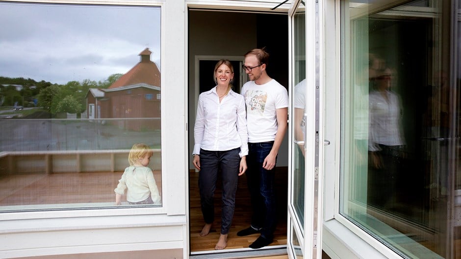 Den lilla familjen uppskattar att huset byggts med särskild miljöhänsyn i Billdals Strandäng.