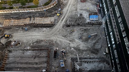 Pågående mark- och grundläggningsarbeten vid Östra sjukhuset inför den nya tillbyggnaden.