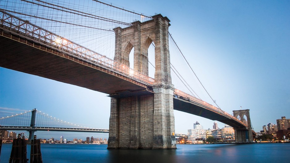 Vy över den sandfärgade Brooklynbron i New York.