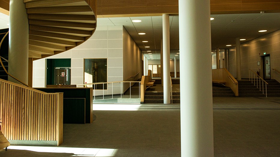 Innemiljön är ljus med mycket trä. Hedda Andersson gymnasiet har inbjudande ytor.