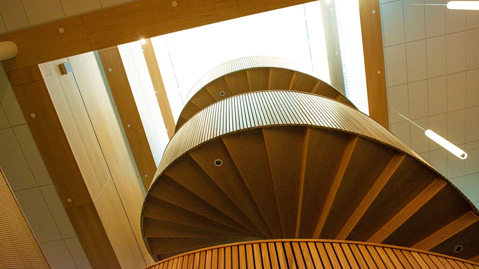 Den vackra spiraltrappan bjuder på ett härligt ljusinsläpp.  Hedda Andersson gymnasiet har en sprialtrappa i trä.