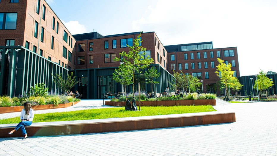 Skolan är cirka 25 000 kvadratmeter och består av fem huskroppar med fyra våningar.  Hedda Andersson gymnasiets fasad är byggd i tegel.