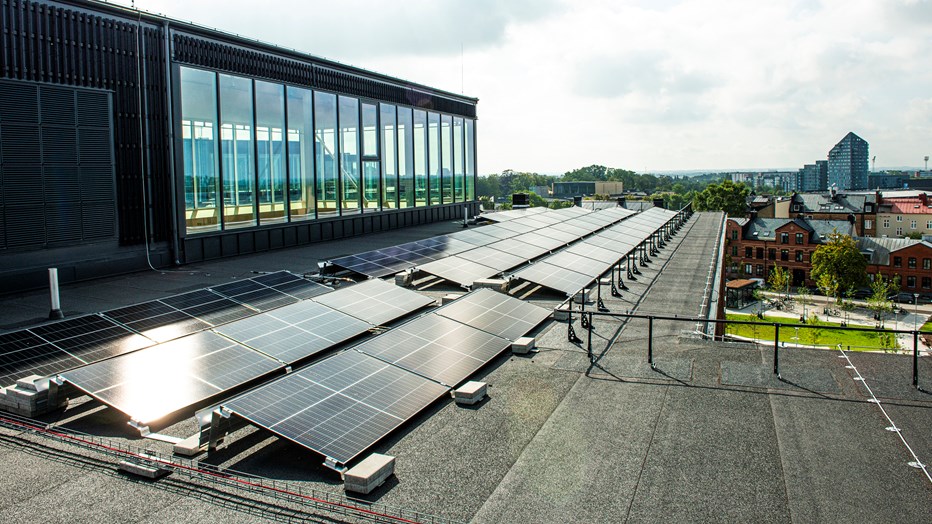 På taken finns 254 solpaneler och sedum som ska avlasta dagvattensystemet. Hedda Andersson gymnasiet har solceller på taket.