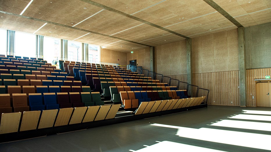 I skolan finns en stor läktare. Hedda Andersson gymnasiet har en stor läktare.