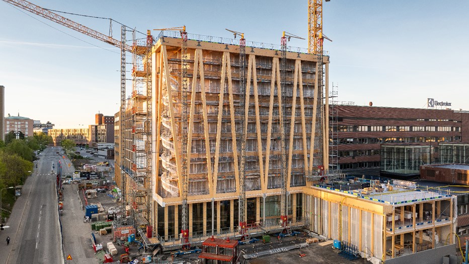 De rejäla limträbalkarna syns tydligt ut mot gatan Electrolux huvudkontor taget från kosrningen Sankt Göransgatan/Kellgrensgatan