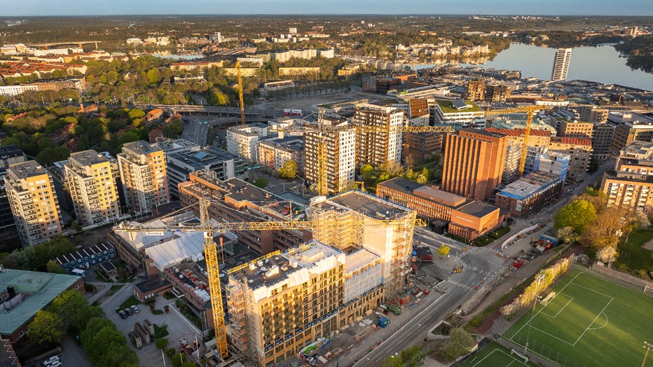 Electrolux huvudkontor ligger i korsningen Sankt Göransgatan/Kellgrensgatan Electrolux huvudkontor taget ur drönarperspektiv med vattnet i bakgrunden.