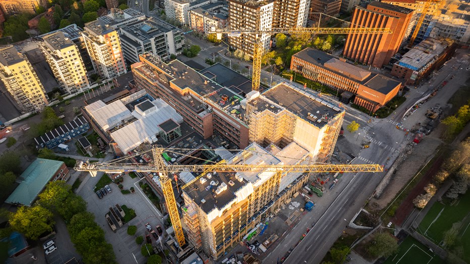 Bostadshusen kommer att få sedumtak, solceller och solvärmepaneler. Electrolux huvudkontor med taket i fokus.