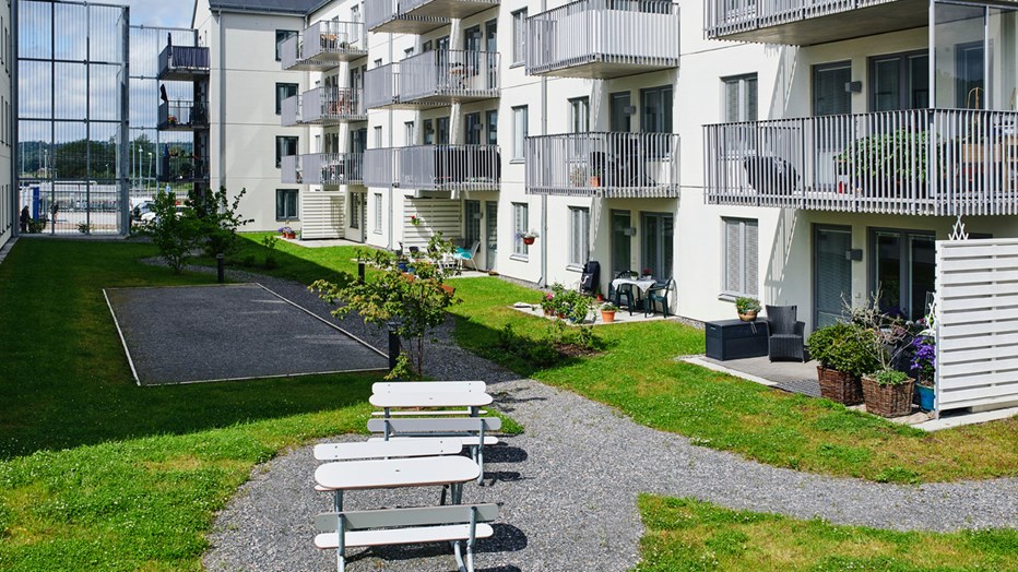 Innergården i Ale Seniorcenter är utformad som en liten park och avseglad med glasskärmar. Innergården i Ale Seniorcenter är utformad som en liten park och avseglad med glasskärmar.