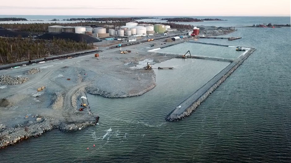 I Port of Skellefteå har Skanska skapat åtta hektar landyta till en ny kaj. När den står klar 2024 ska den kunna ta emot större fartyg och tyngre gods.