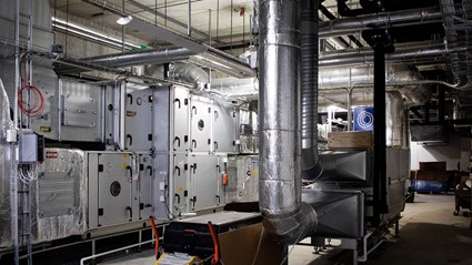 Byggnaden har stora installationsvåningar som är komplexa och komplicerade.