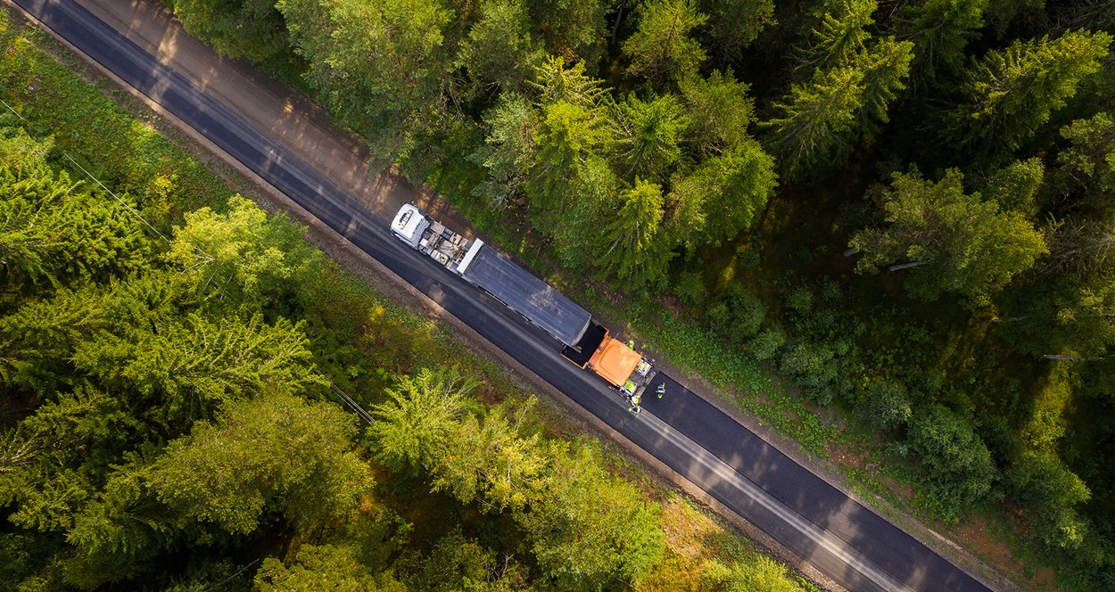 grön-asfalt-utlaggning-skog-dronare-ludvika