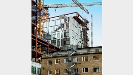 De nya och de gamla byggnaderna får ett fint samspel på området