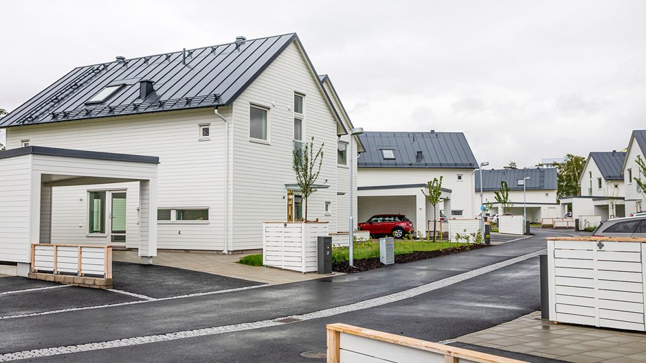Billdals Strandäng är ett spjutspetsprojekt då fyra av husen har fått extra miljöfokus. Som alla Skanskas kommande bostäder är de Svanenmärkta, med en hög energiklassning och stränga krav på kemikalier och material.
