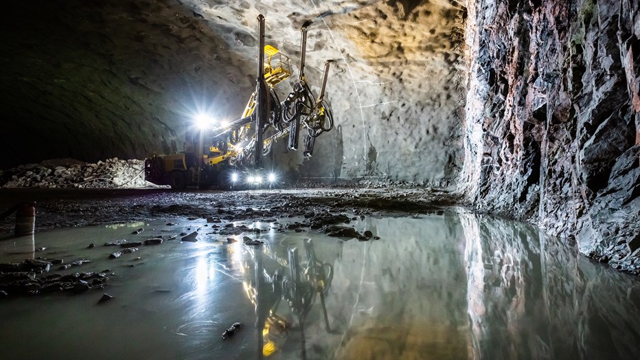 Skanska has found a way to reuse the process water in the tunnels. It is centrifuged to remove sand and fine rock particles, and can be reused in the tunnel boring machines. Rock and water in the foreground. The drilling rig Charlotta at work in the background.
