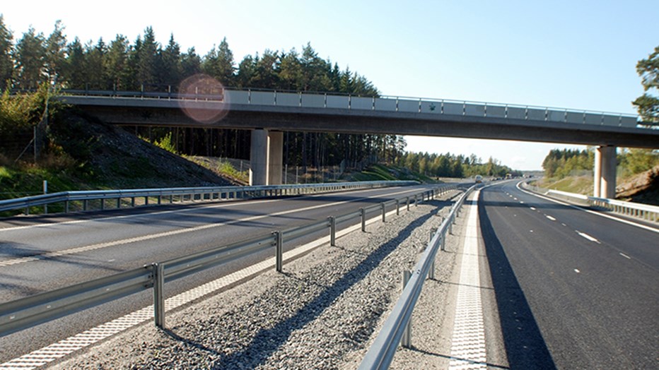 Mittvajern fungerade som skyddsbarriär mellan oss och trafiken.  Mittvajern fungerade som skyddsbarriär mellan oss och trafiken.