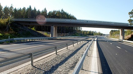 Mittvajern fungerade som skyddsbarriär mellan oss och trafiken. 