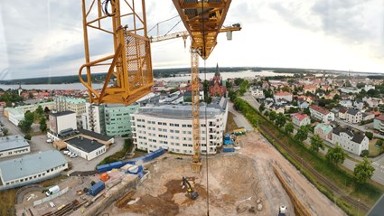 Byggnadens placering på sjukhusområdet ligger nära intilliggande verksamheter och är mycket utmanande.  