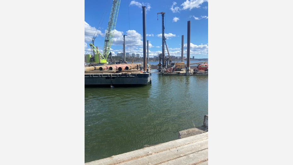 The work was carried out from large pontoons and cranes in the lake. Pontoons and cranes in the lake.