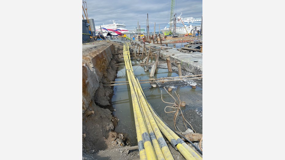 The assignment includes the construction of a new pier with a dock and the renovation of the existing quay. Renovation of the existing quay. Two ferries in the background.