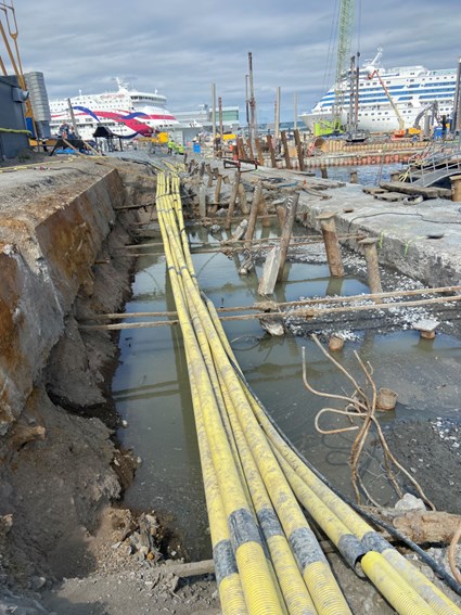 The assignment includes the construction of a new pier with a dock and the renovation of the existing quay.