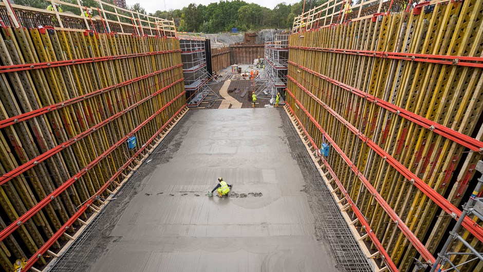 Betongarbetare i Hamnbanans kanal, sett uppifrån.