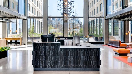 I det publika atrimet finns det en bemannad reception med café, restaurang, gott om pausytor och ett cykelhotell