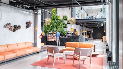I ett unikt samarbete med Swedese och möbeldesignern Louise Hederström blir byggspill från arbetsplatsen möbler till kontorshusets atrium.