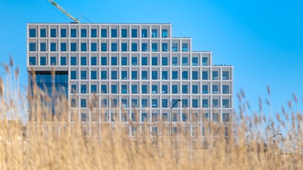 Danska arkitektbyrån Cobe har bidragit med en futuristisk, slimmad design som minimerat mängden betong i Hyllie Terrass.