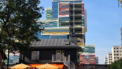 Läget, alldeles intill Sollentuna station, gör fastigheten lättillgänglig.