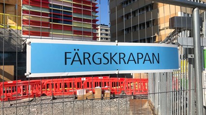 Färgskrapan planeras vara färdigställd 2020 och kommer då rymma delar av Attunda tingsrätt samt andra företag och organisationer.