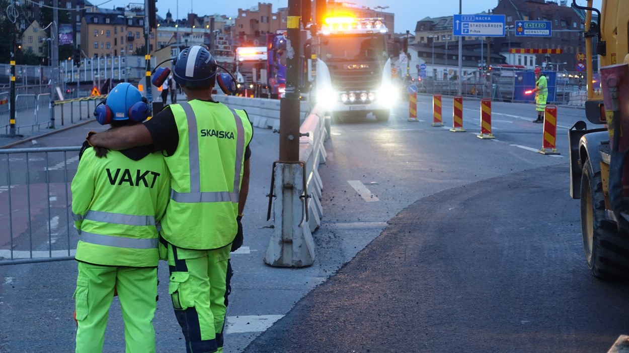 slussen-kollegor-lastbilar-omledning