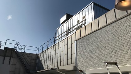 Fläktrummet på skolans tak ombesörjer storköket.