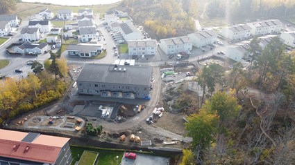 Förskolan är centralt belägen i bostadsområdet.
